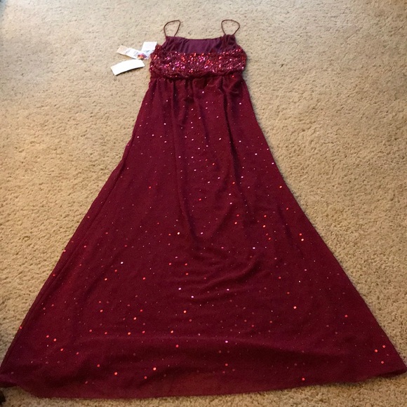 NWT. Burgundy formal gown maxi sequence - Picture 6 of 8